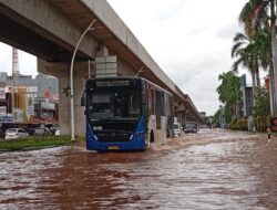 Transjakarta Tetap Berjalan Meskipun Boulevard Raya Kelapa Gading Terendam Banjir