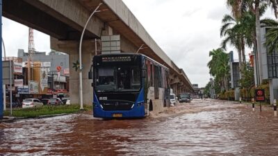 Transjakarta Tetap Berjalan Meskipun Boulevard Raya Kelapa Gading Terendam Banjir