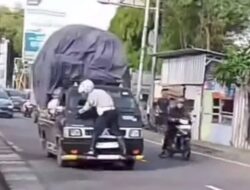 Insiden Viral: Spiderman Dishub Depok Naik di Bumper Depan Pikap