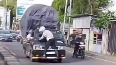 Insiden Viral: Spiderman Dishub Depok Naik di Bumper Depan Pikap