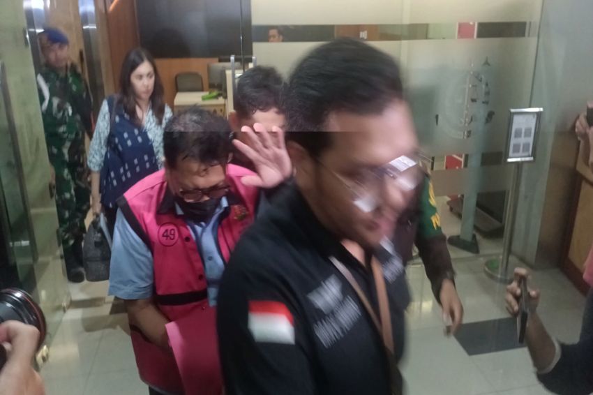 Zarof Ricar Malu dan Menutupi Wajah saat Dikonfrontasi dengan Pemeriksaan Eks Ketua PN Surabaya oleh Kejagung