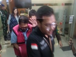 Zarof Ricar Malu dan Menutupi Wajah saat Dikonfrontasi dengan Pemeriksaan Eks Ketua PN Surabaya oleh Kejagung