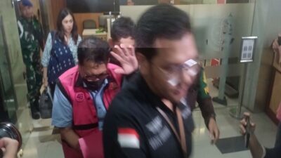 Zarof Ricar Malu dan Menutupi Wajah saat Dikonfrontasi dengan Pemeriksaan Eks Ketua PN Surabaya oleh Kejagung