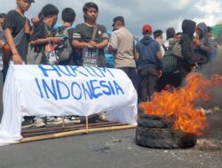 Persembahan Teater di Demonstrasi Hitam Februari di Depan Gedung DPR