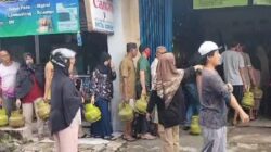 Antrean Pembeli Gas 3 Kg di Depok Membuat Histeria