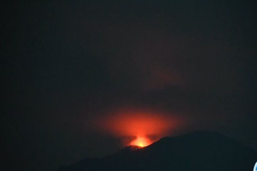 Gunung Ibu Meletus Lagi, Abu Vulkanik Terpancar Hingga 2,1 Km