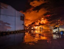 “12 Unit Armada Kebakaran Dikerahkan untuk Kebakaran Gudang Mebel di Tambun Bekasi”