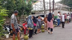 “Petualangan Warga Mencari Gas Elpiji 3 Kg: Antre Sejak Pagi di Pangkalan Meski Stok Terbatas”