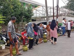 “Petualangan Warga Mencari Gas Elpiji 3 Kg: Antre Sejak Pagi di Pangkalan Meski Stok Terbatas”