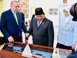 Prabowo Hadiahkan Senapan Serbu Pindad dan Keris kepada Erdogan